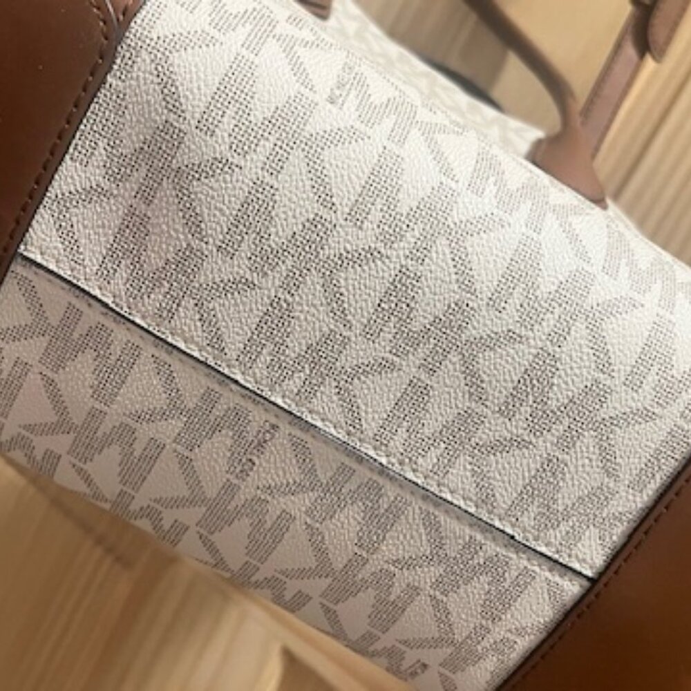 Michael Kors Mercer Gallery Medium Center Zip Tote - Picture 3 of 14